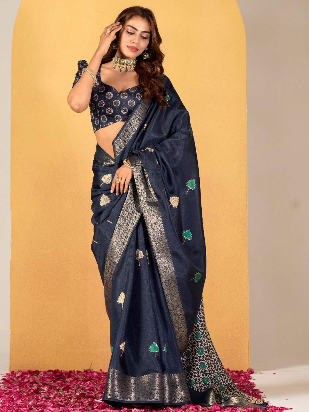 

DIVASTRI Floral Zari Silk Blend Saree, Navy blue