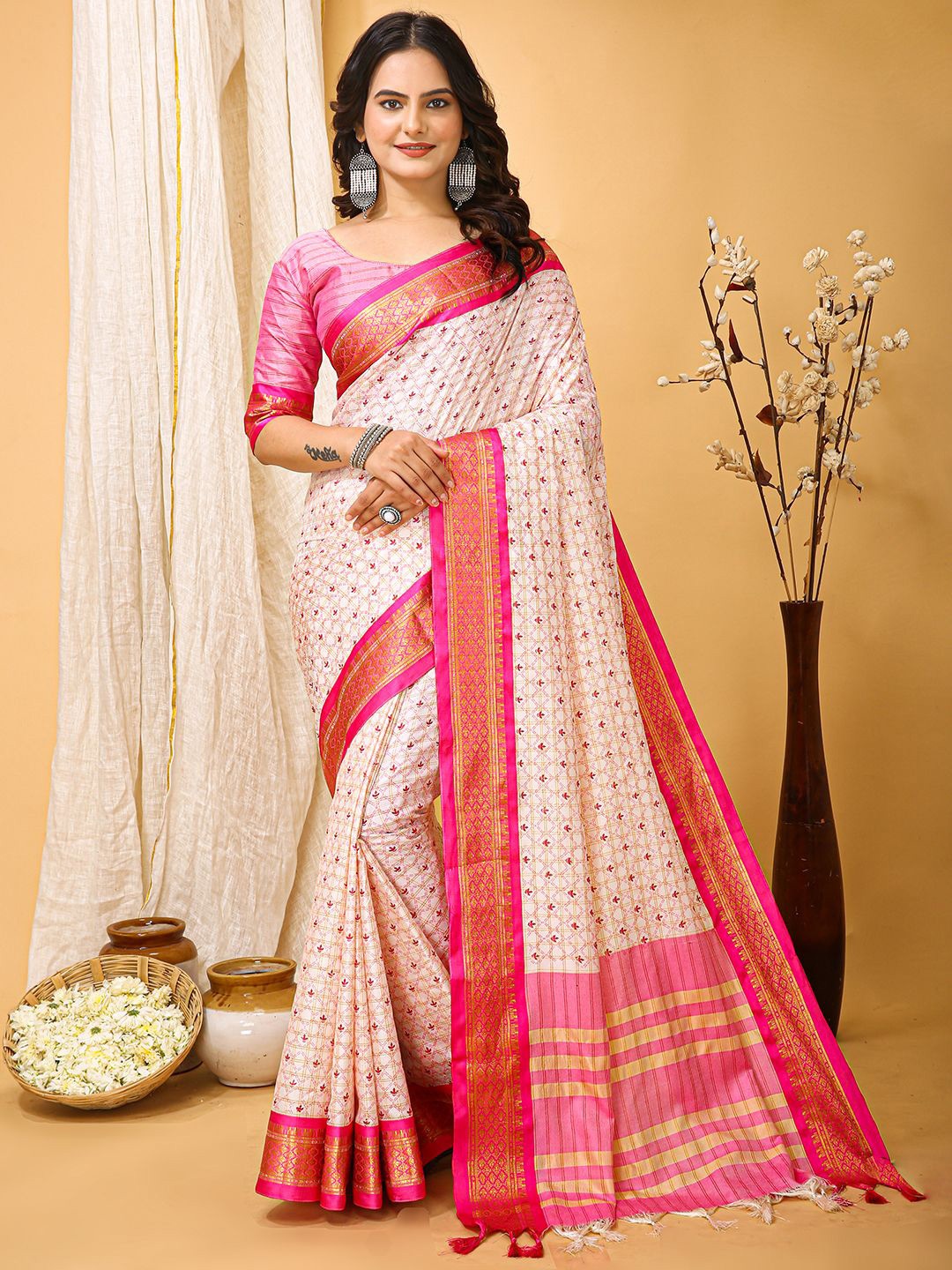 

DIVASTRI Woven Design Zari Saree, Pink