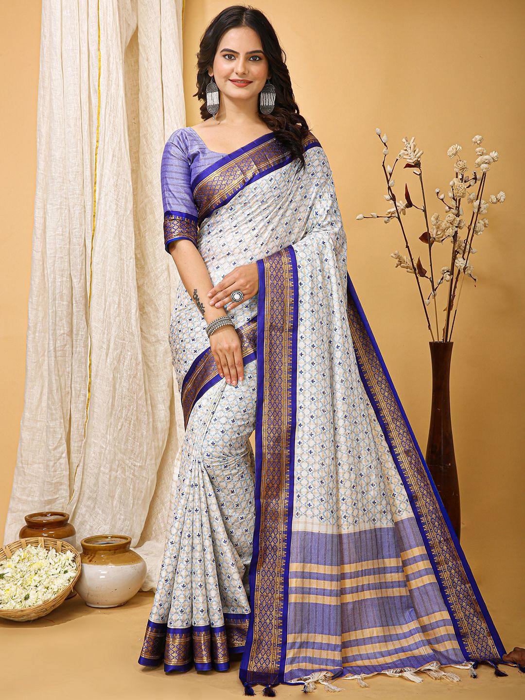 

DIVASTRI Floral Zari Saree, White