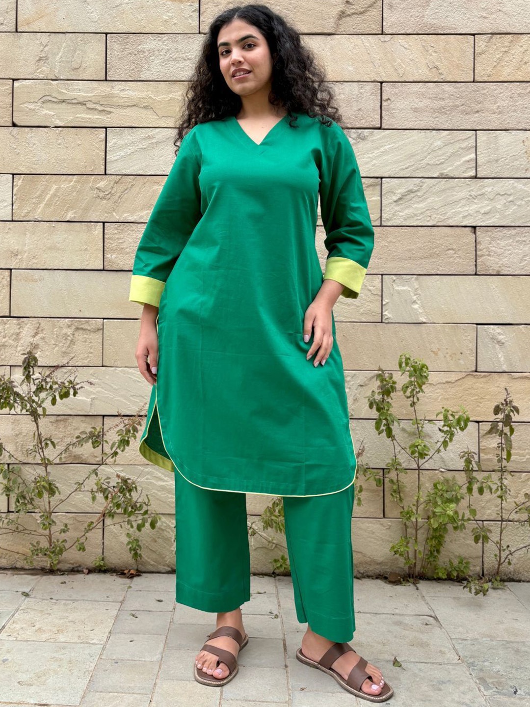 

Minimul V-Neck Linen Straight Kurta With Trousers, Green