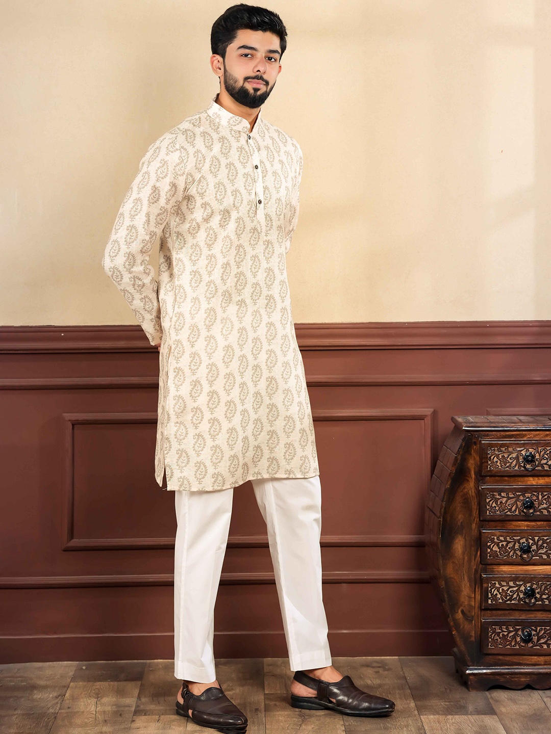 

Koshin Paisley Printed Mandarin Collar Linen Straight Kurta with Pyjamas, Cream