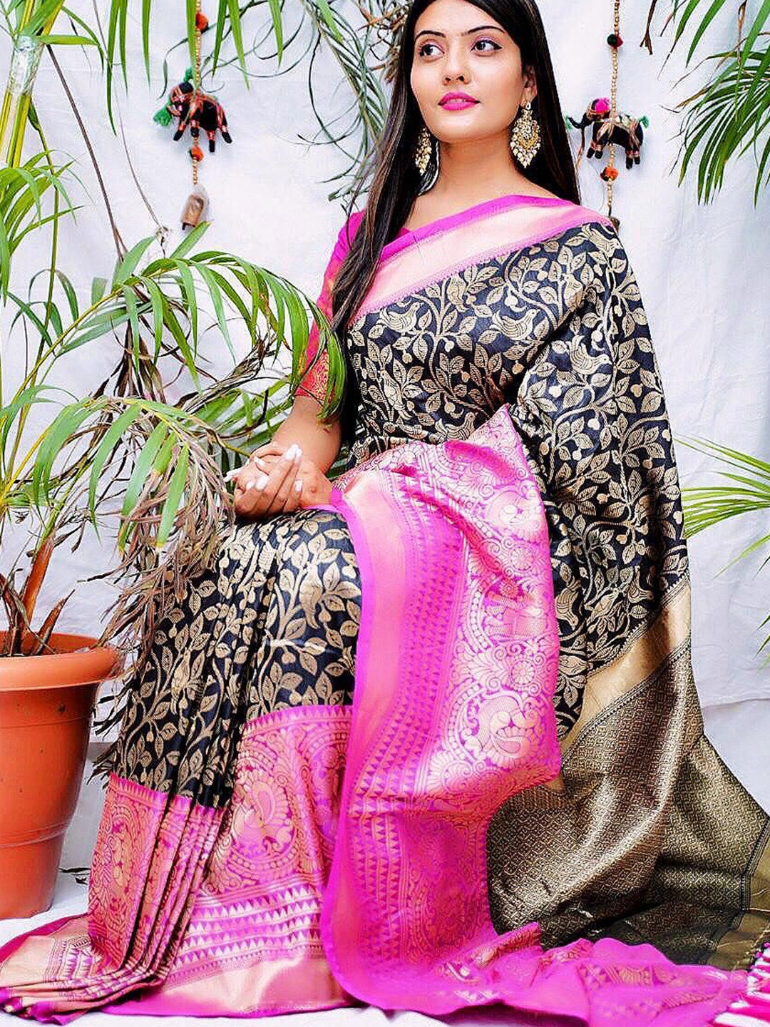 

DIVASTRI Woven Design Zari Art Silk Banarasi Saree, Black