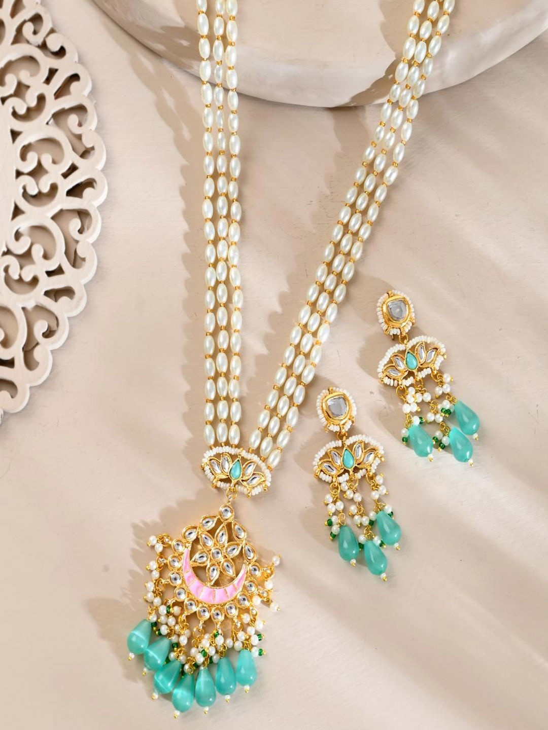 

STYYO Gold-Plated Kundan Studded And Pearls Beaded Jewellery Set