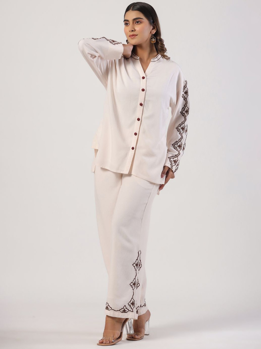 

STIL O STITCH Geometric Embroidered Mandarin Collar Shirt With Trouser, Cream