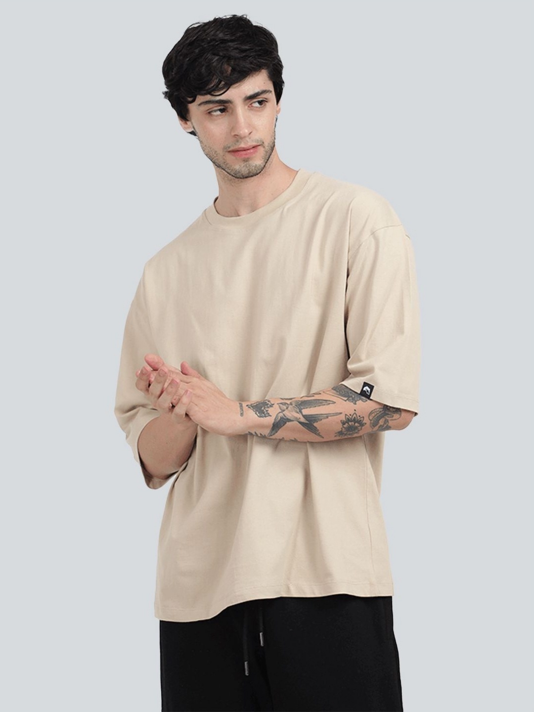 

BDSQUARE Men Extended Sleeves Monochrome Raw Edge T-shirt, Beige
