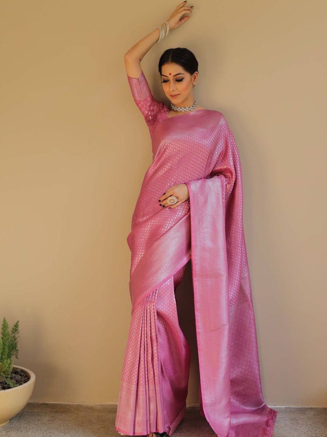 

ZIBLON Ethnic Motifs Zari Silk Blend Kanjeevaram Saree, Pink