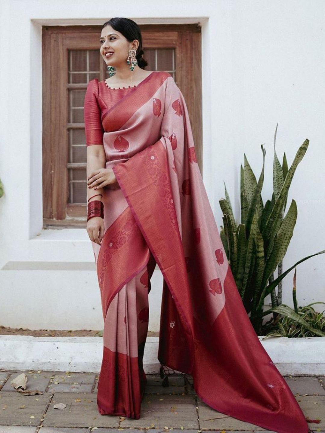 

Mitera Woven Design Zari Silk Blend Banarasi Saree, Beige