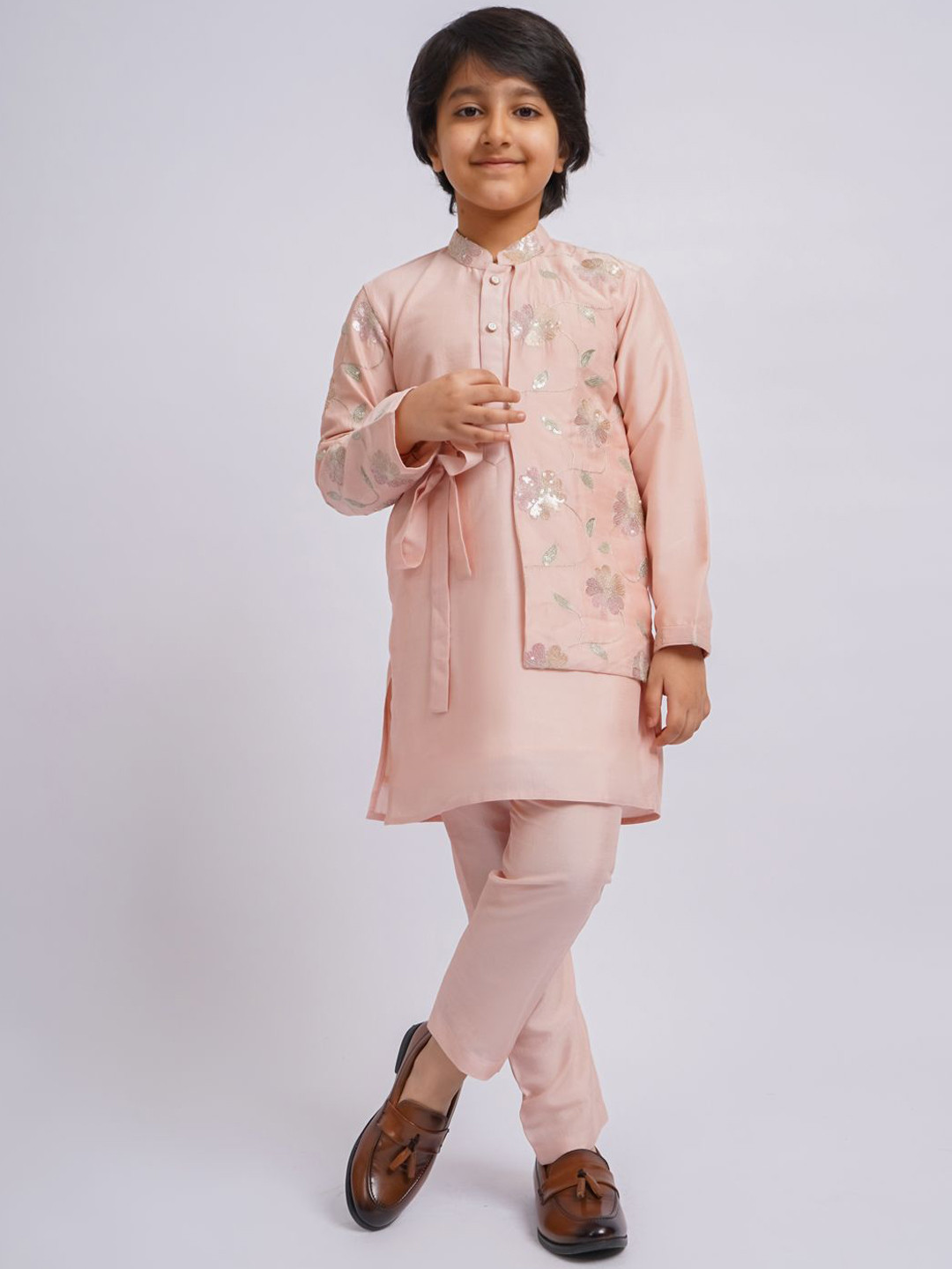 

VASTRAMAY Boys Floral Embroidered Mandarin Collar Sequinned Kurta With Pyjamas, Peach