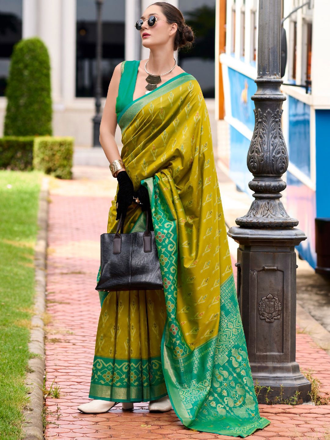

DIVASTRI Woven Design Zari Silk Blend Saree, Green