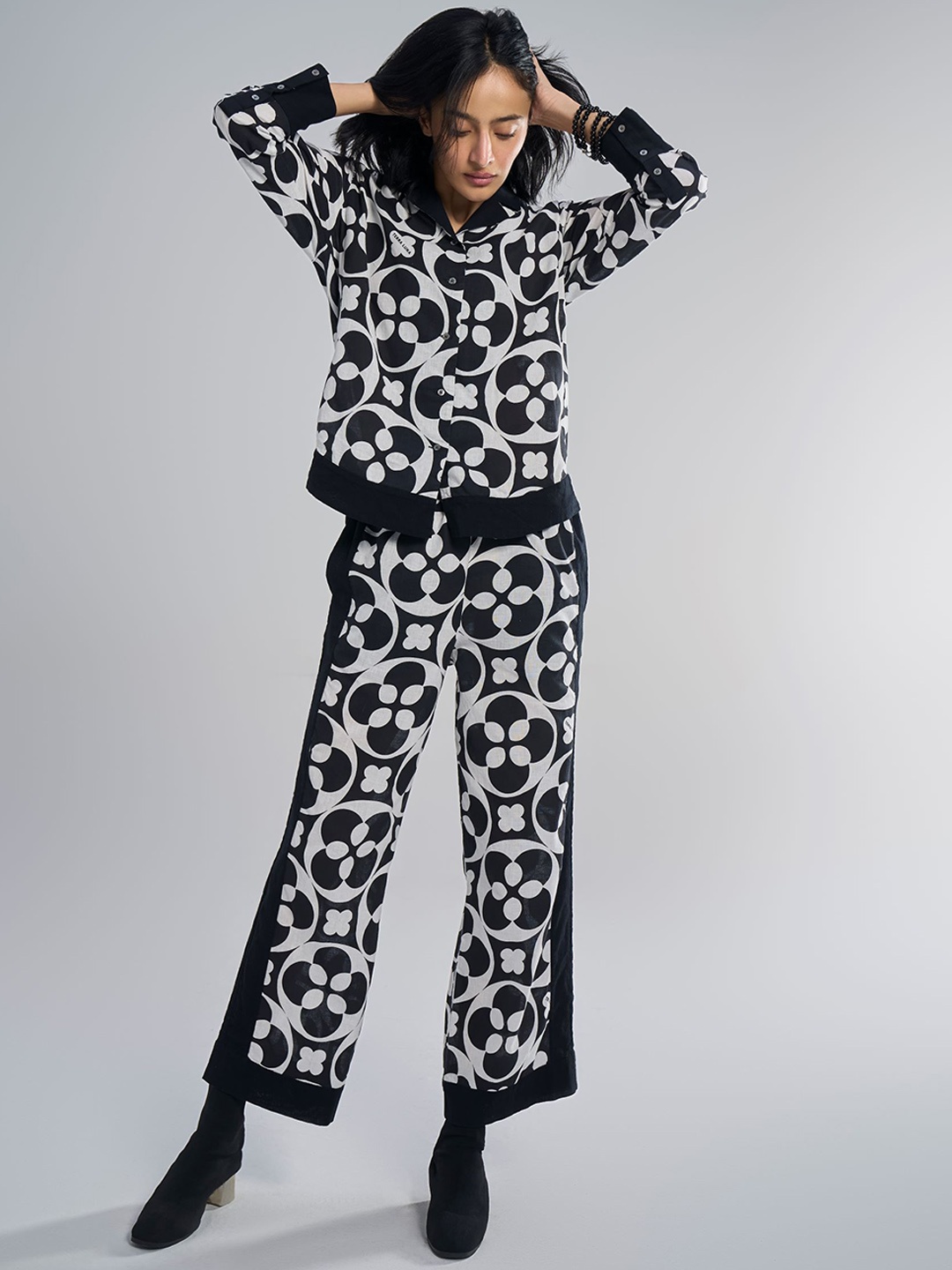 

Terra Luna Women Abstract Printed Regular Fit Mid-Rise Cotton Trouser, Black