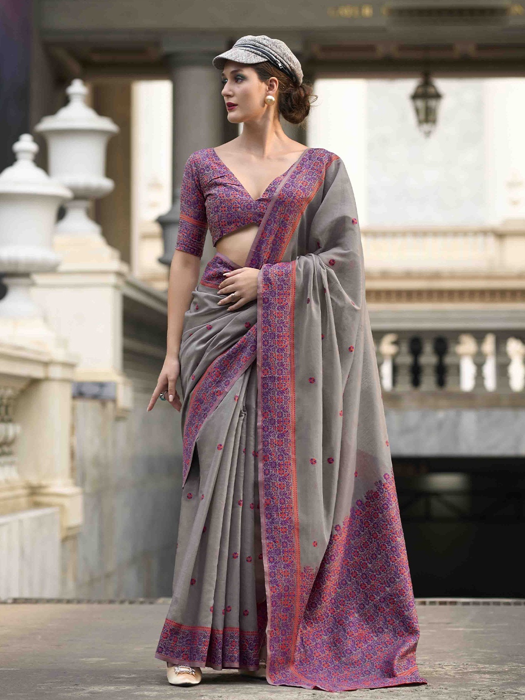 

KIMISHA Woven Design Linen Blend Saree, Grey