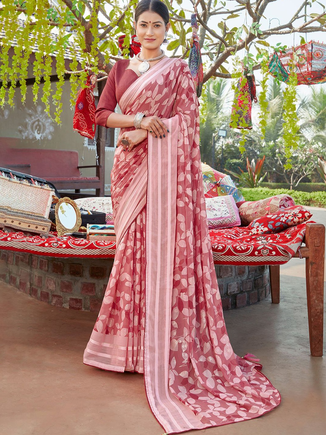 

Mitera Poly Chiffon Block Print Saree, Maroon