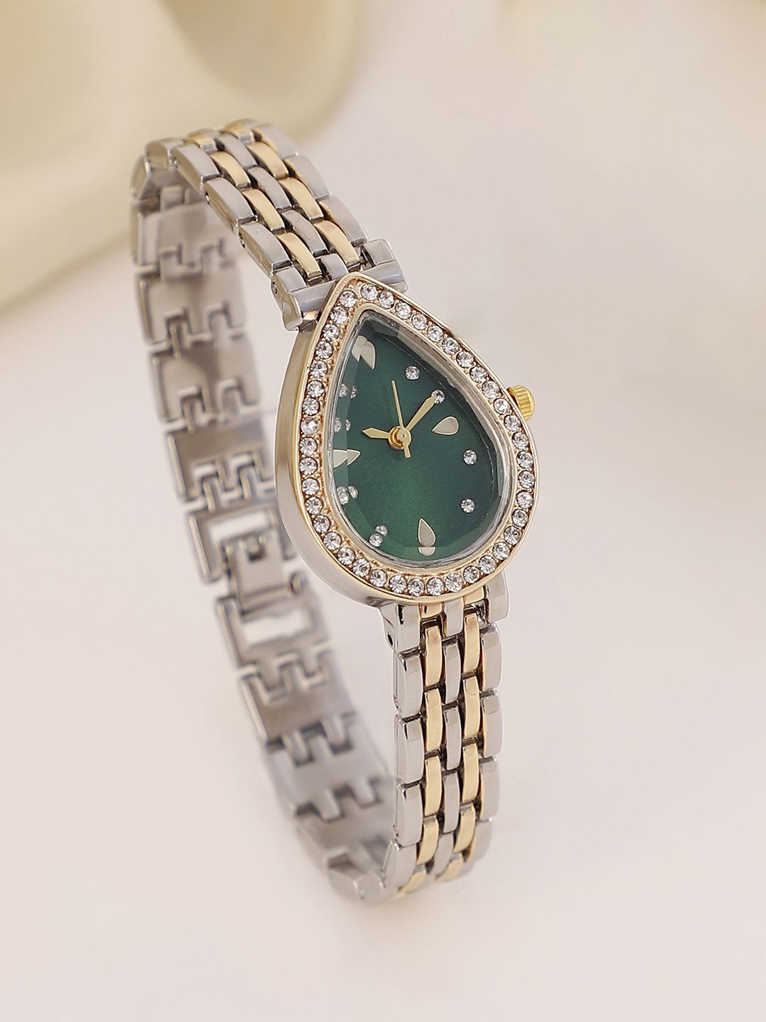 

HAUTE SAUCE by Campus Sutra Women The Teardrop Asymmetric Watch Emerald SS25_HSWC1395, Green