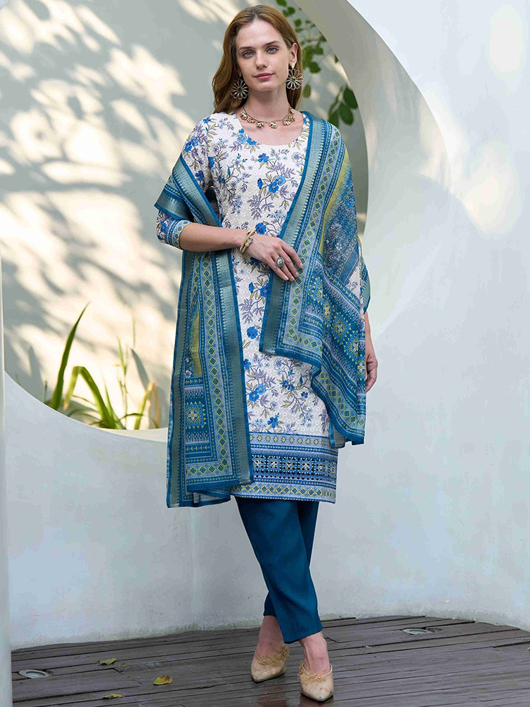 

MOJILAA Women Floral Printed Regular Pure Cotton Kurta with Trousers & With Dupatta, Blue