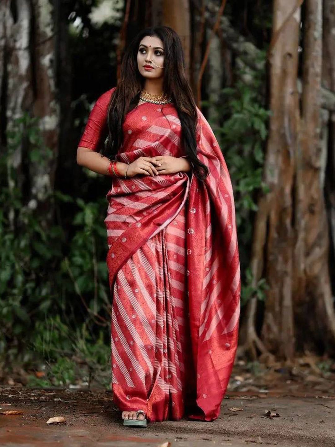 

Mitera Ethnic Motifs Zari Silk Blend Banarasi Saree, Maroon