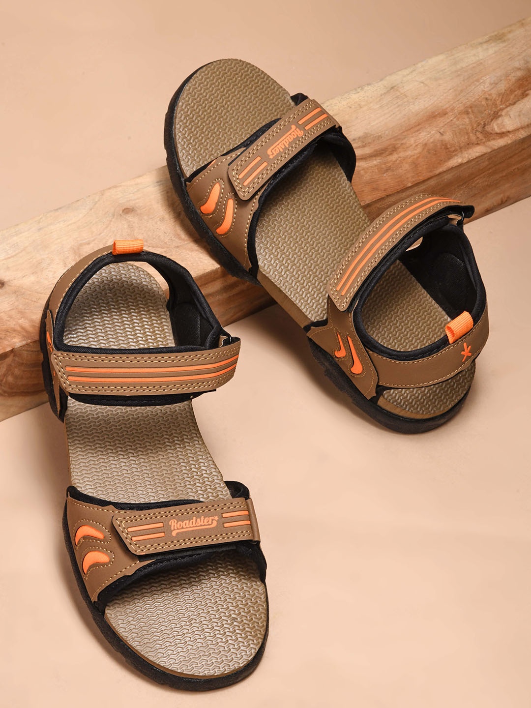 

The Roadster Lifestyle Co Men Textured Sports Sandals, Beige
