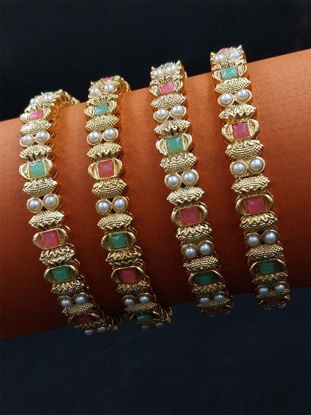 

AARNAA Set Of 4 Gold-Plated Kundan-Studded Bangles