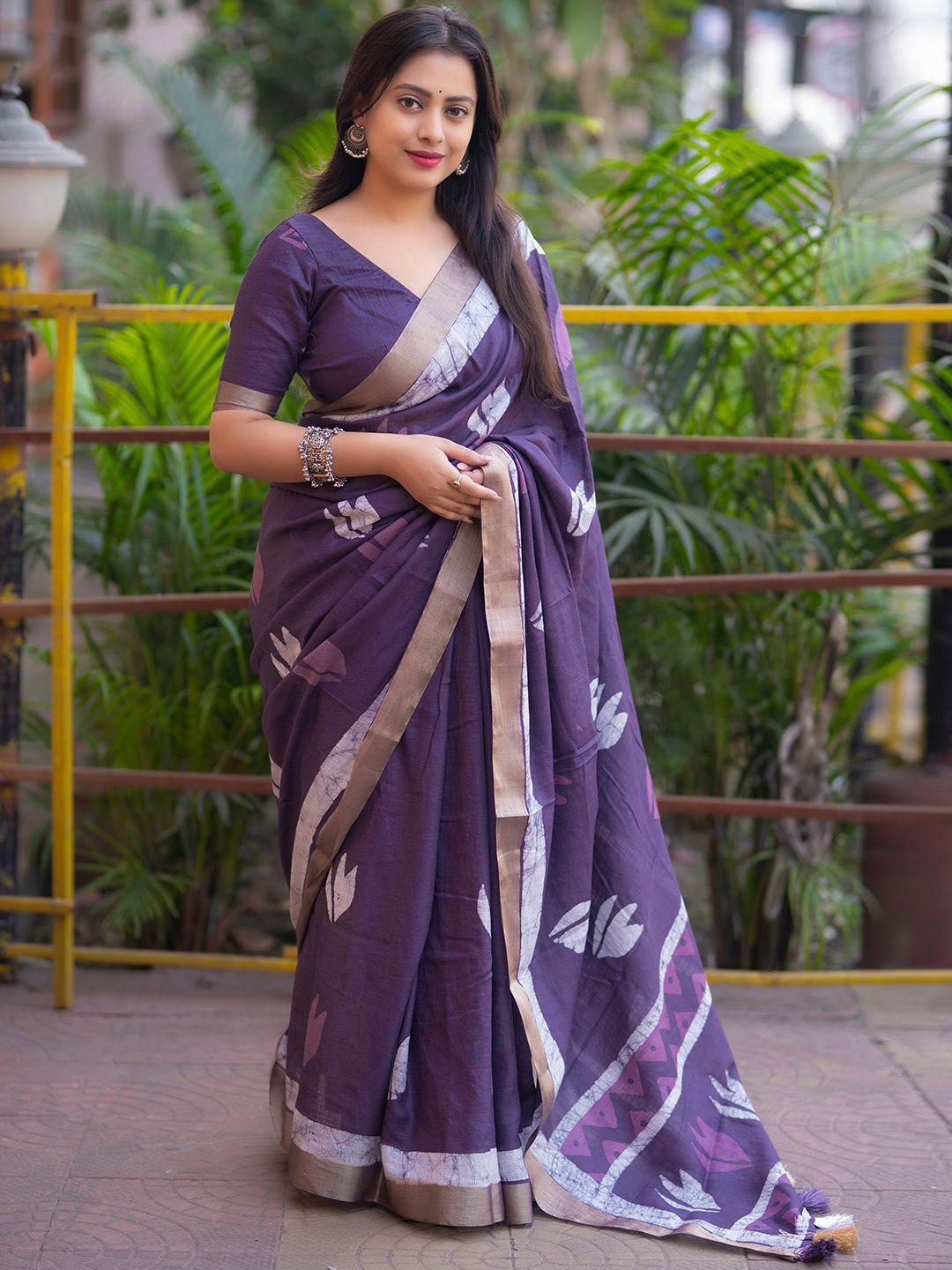 

DIVASTRI Floral Zari Linen Blend Saree, Lavender