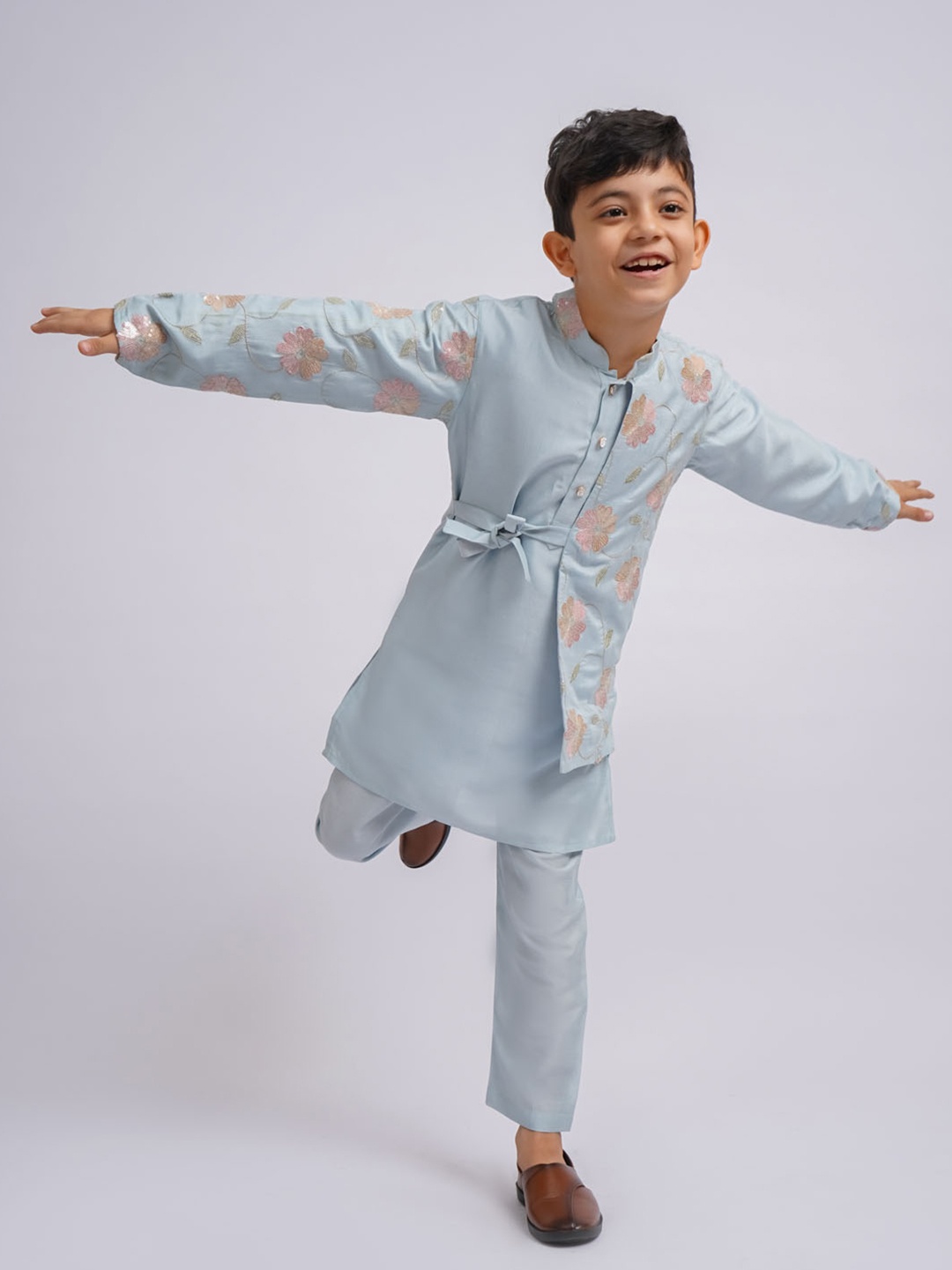 

VASTRAMAY Boys Floral Embroidered Mandarin Collar Straight Kurta With Pyjamas, Blue