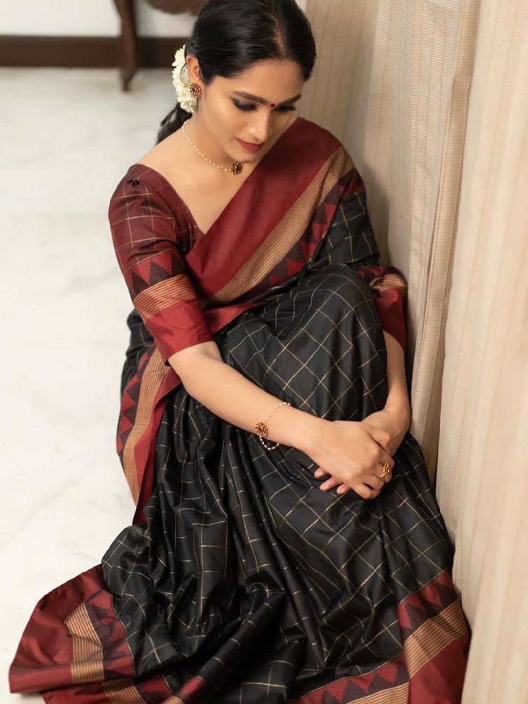 

ZIBLON Woven Design Zari Silk Blend Kanjeevaram Saree, Black