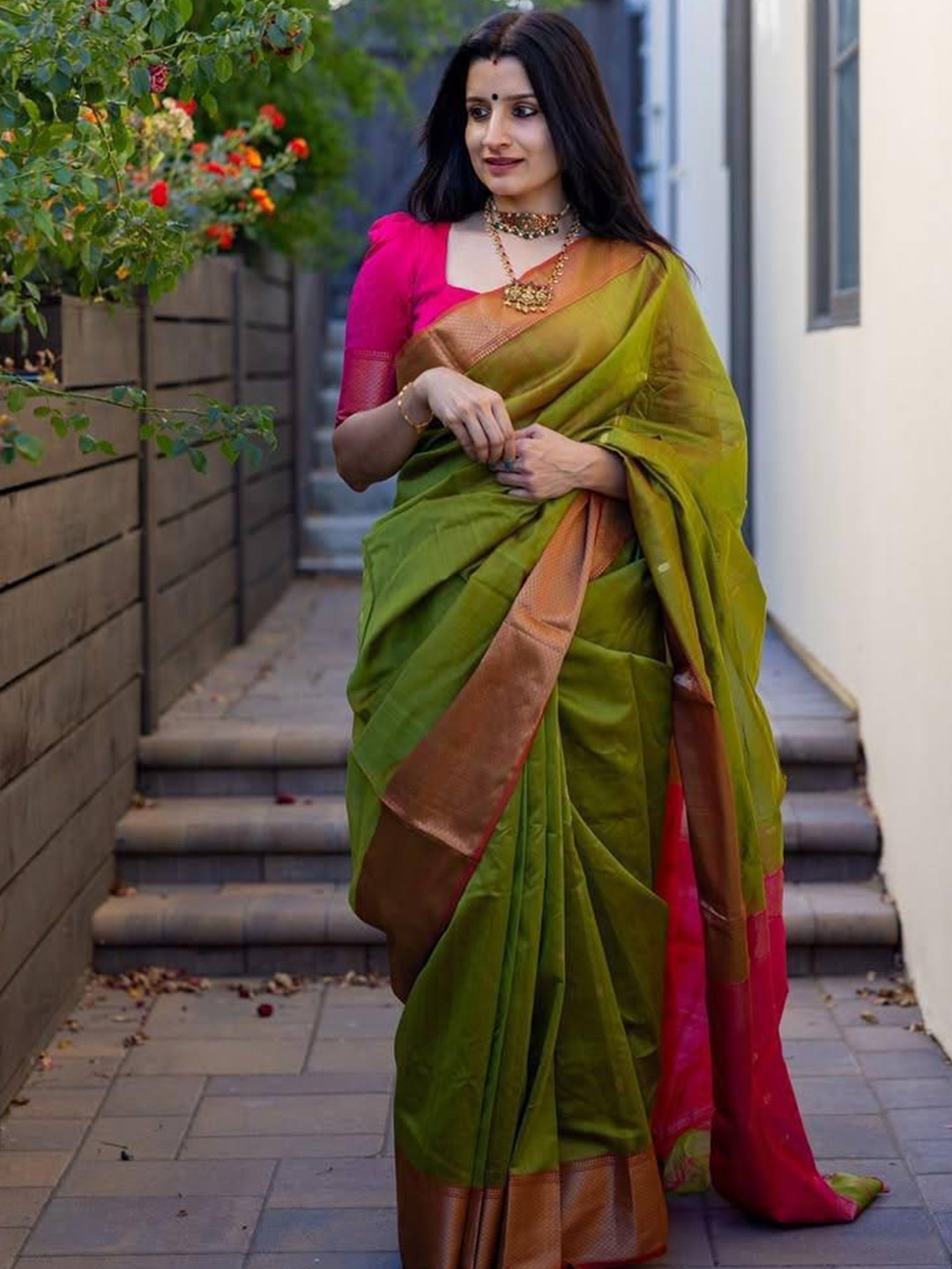 

ZIBLON Woven Design Zari Silk Blend Kanjeevaram Saree, Green