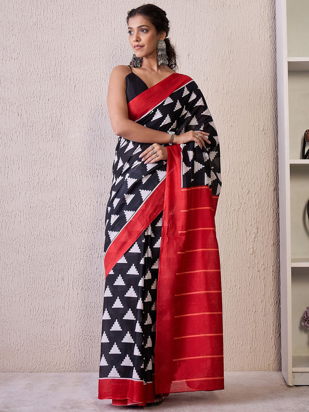 

Mitera Pochampally Saree, Black