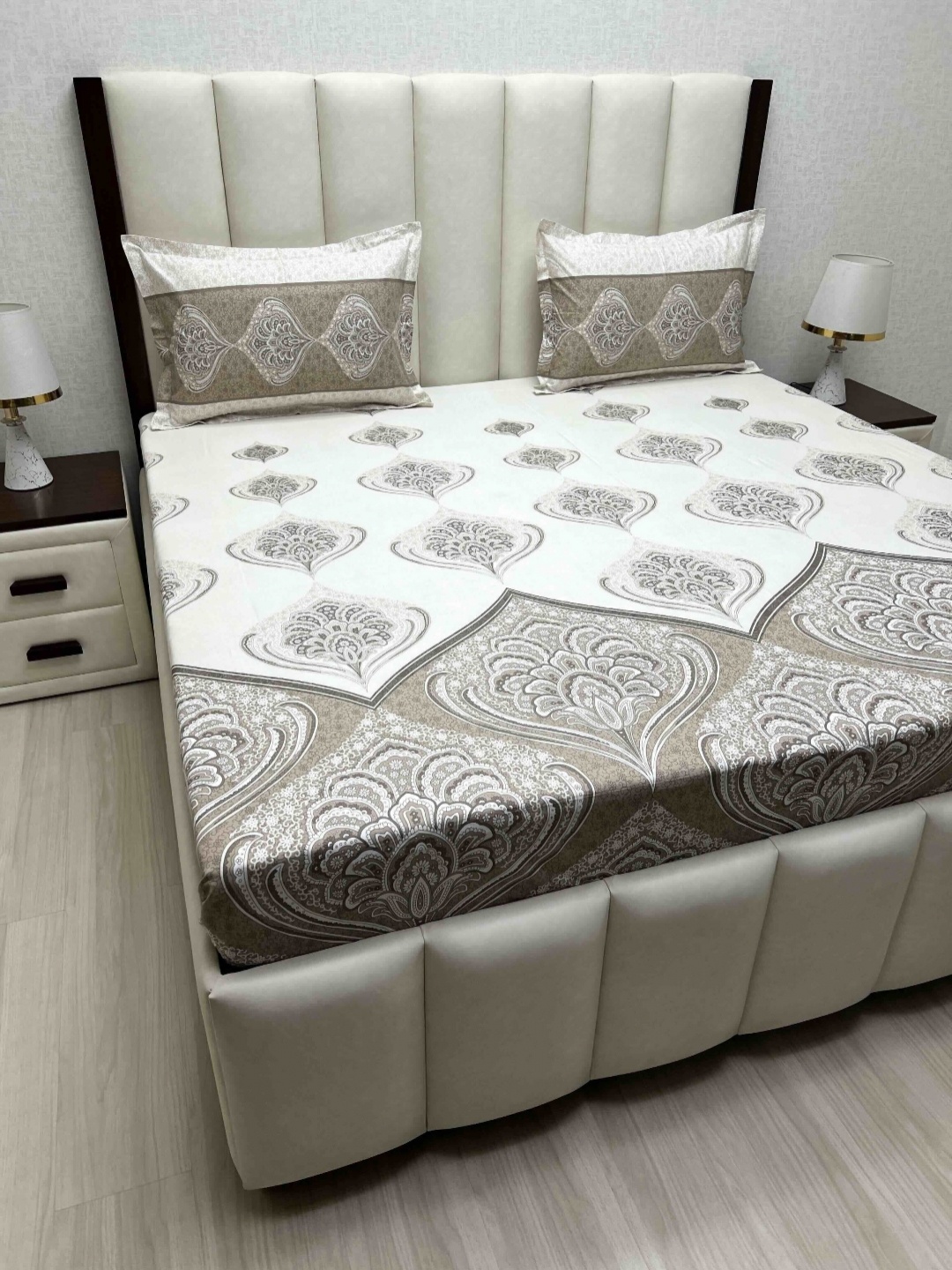 

Pure Decor Lifestyle Brown & White Printed Cotton 240TC King Bedsheet Set 2.74 m x 2.74 m