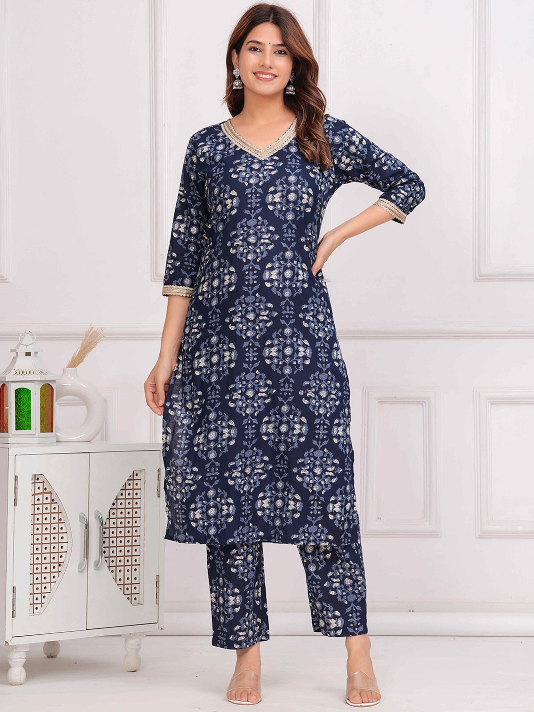 

Aktasa Floral Printed V-Neck Pure Cotton Straight Kurta With Trousers, Blue