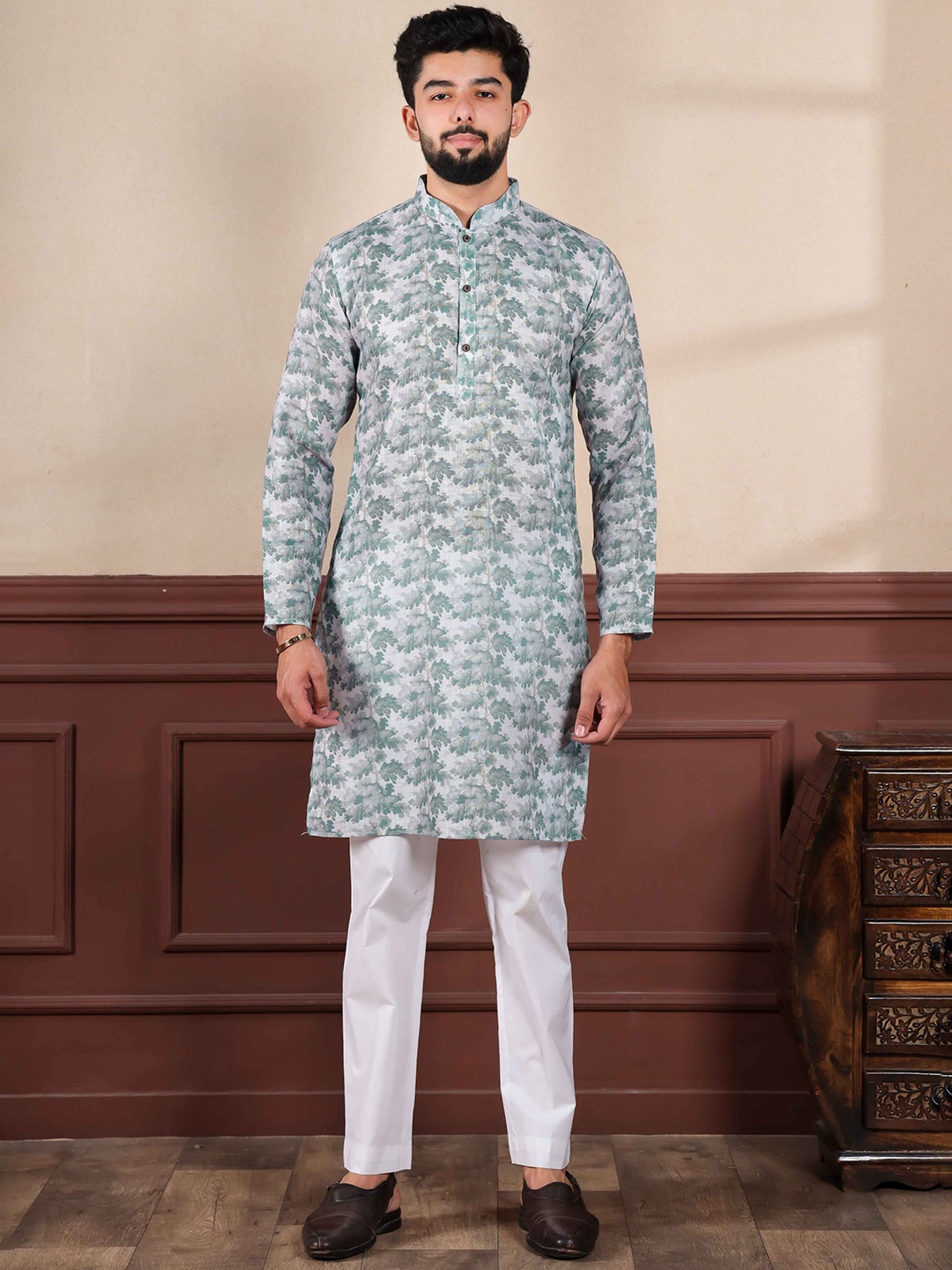 

Koshin Floral Printed Linen Mandarin Collar Straight Kurta With Pyjamas, Green