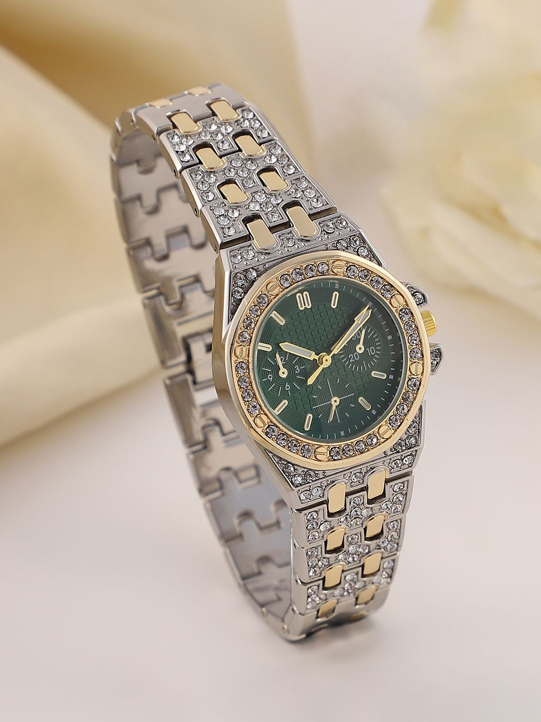 

HAUTE SAUCE by Campus Sutra Women Embellished The Geneva H-Link Round Watch SS25_HSWC1342, Green