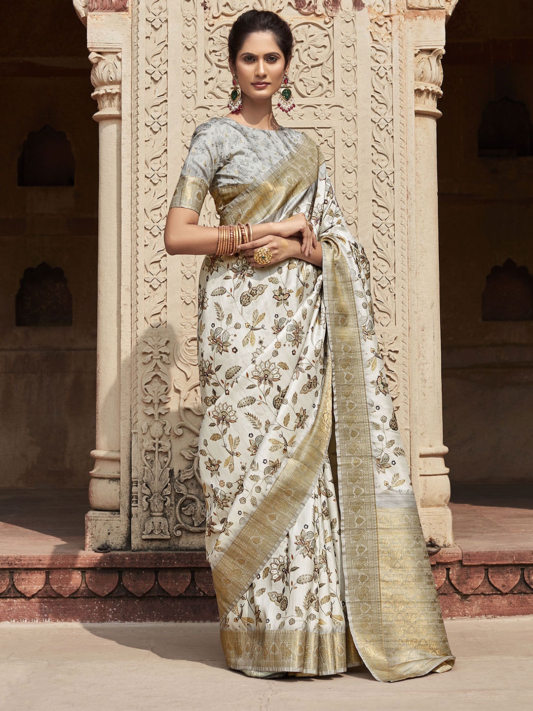 

Blissta Floral Zari Silk Blend Handloom Saree, White