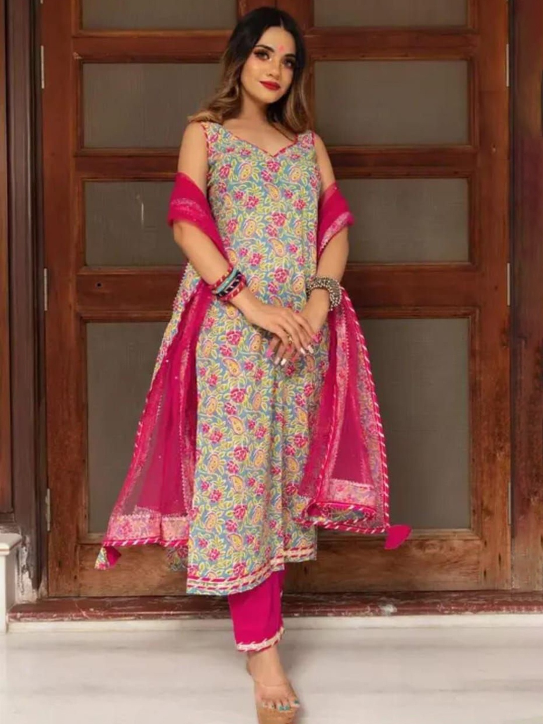 

HERE&NOW Floral Printed V-Neck Straight Kurta With Pyjama & Dupatta, Pink