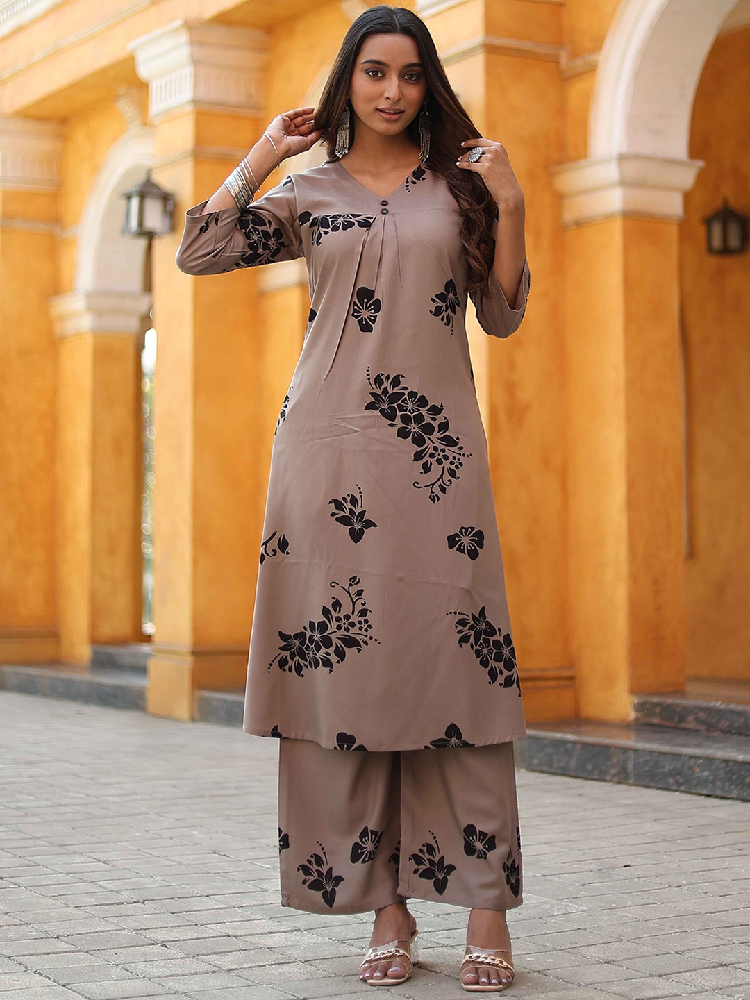 

KODILA ENTERPRISE Women Floral Printed Regular Kurti with Palazzos, Beige