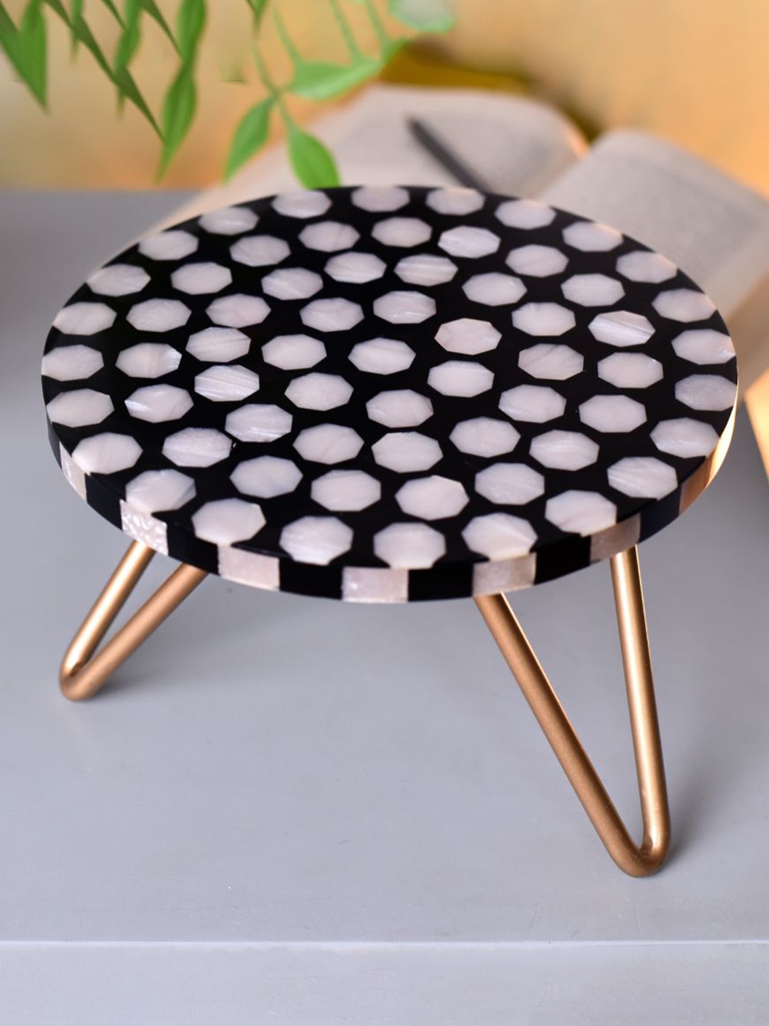 

Indianshelf Black & White Wooden Easy to Clean Cake Stand
