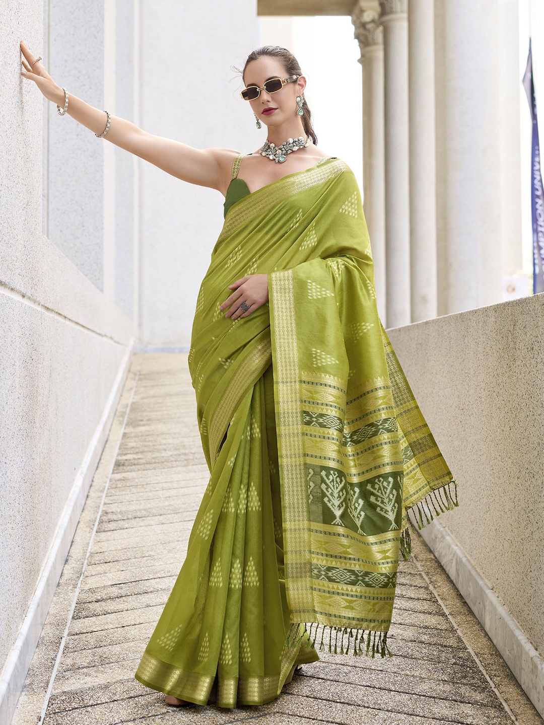 

Blissta Woven Design Zari Silk Blend Saree, Green