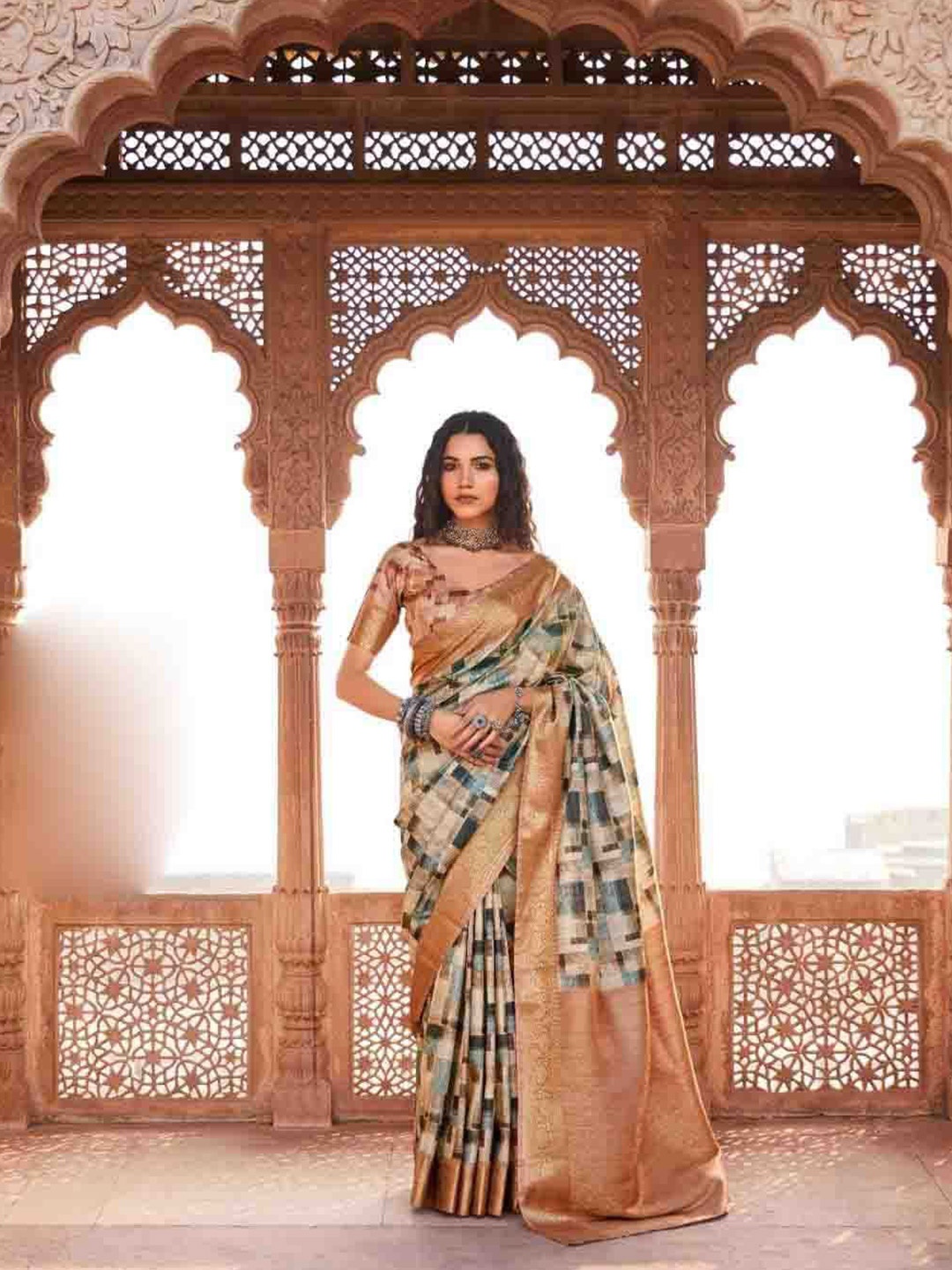 

Blissta Zari Silk Blend Saree, Grey