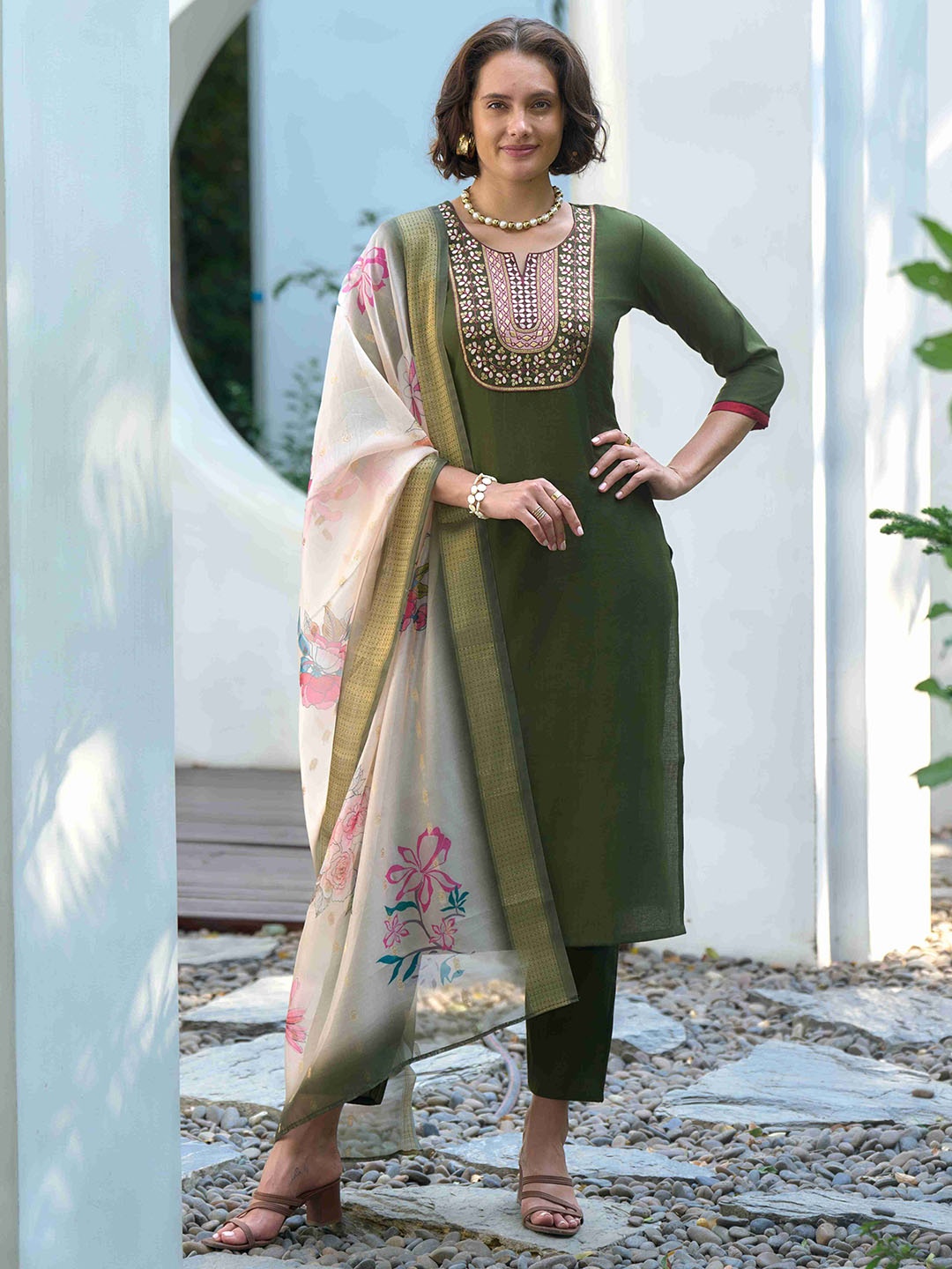 

MOJILAA Women Floral Embroidered Regular Sequinned Kurta with Trousers & With Dupatta, Green