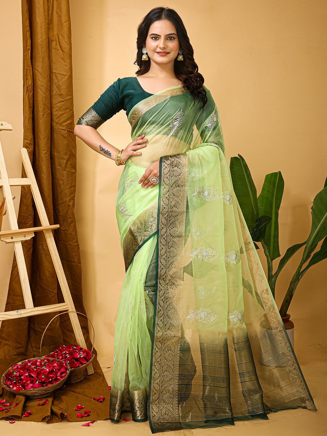 

DIVASTRI Ethnic Motifs Sequinned Organza Saree, Green