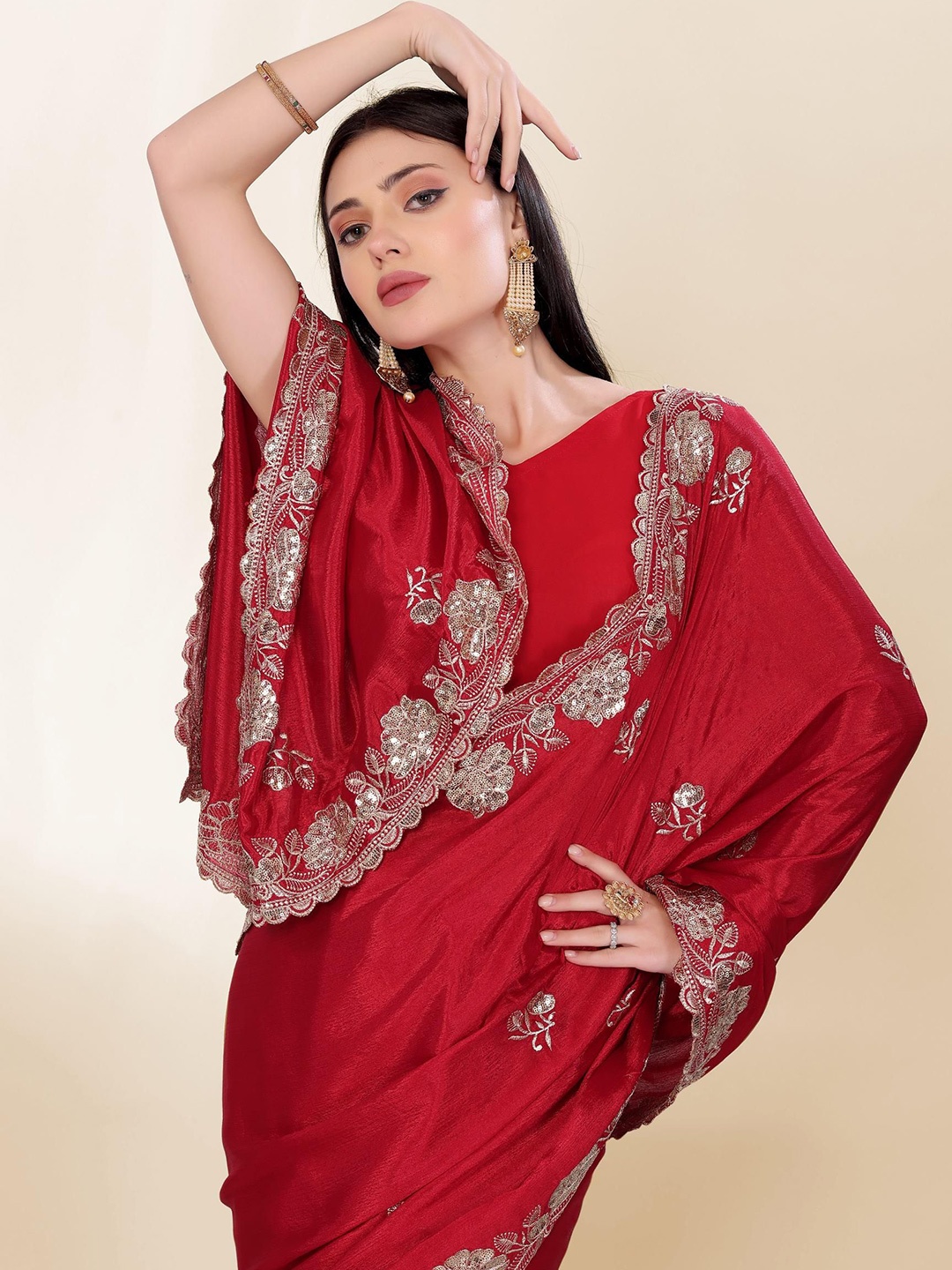 

VAIRAGEE Floral Embroidered Saree, Red