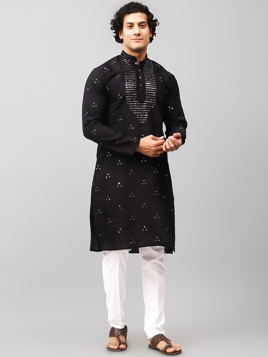 

BLUESAANCHI Floral Embroidered Sequinned Mandarin Collar Kurta With Trouser, Black