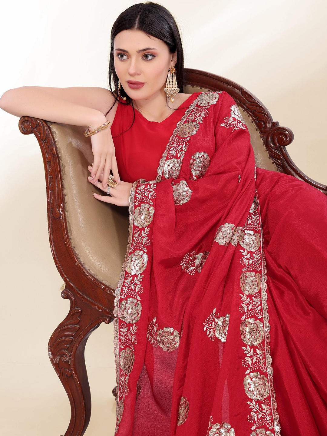 

VAIRAGEE Floral Embroidered Saree, Red