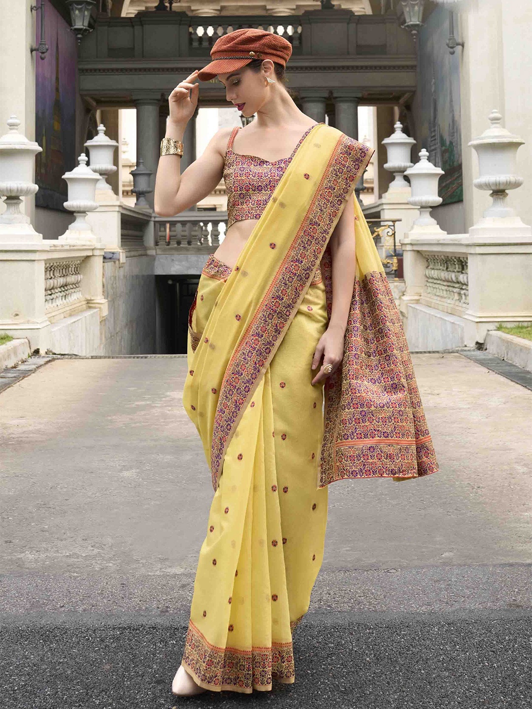 

KIMISHA Woven Design Linen Blend Saree, Lime green