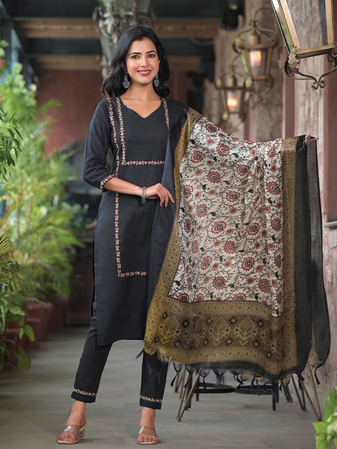 

The Hope Embroidered Round-Neck Calf Length Kurta Set, Black