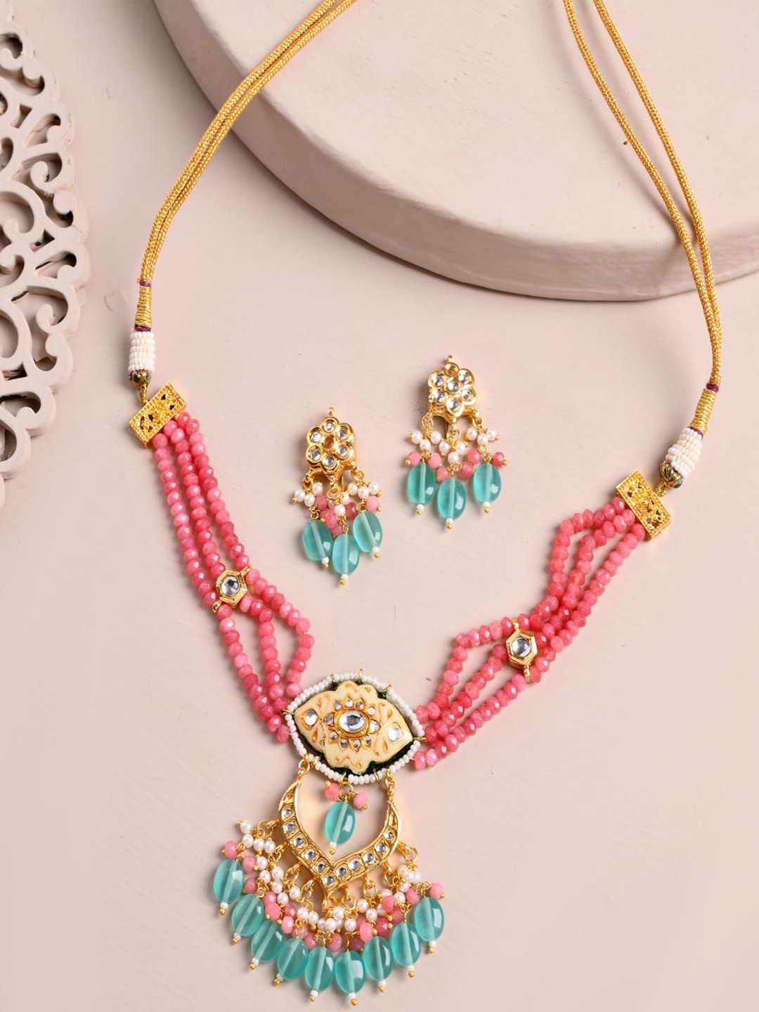 

STYYO Gold-Plated Kundan Studded And Pearls Beaded Jewellery Set