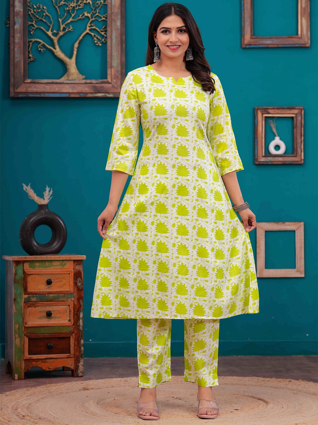 

Aktasa Floral Printed Notch Neck Straight Kurta With Trousers, Lime green