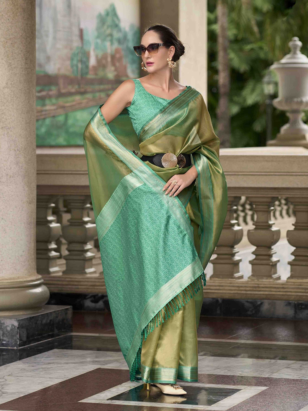 

Blissta Woven Design Zari Linen Blend Handloom Saree, Green