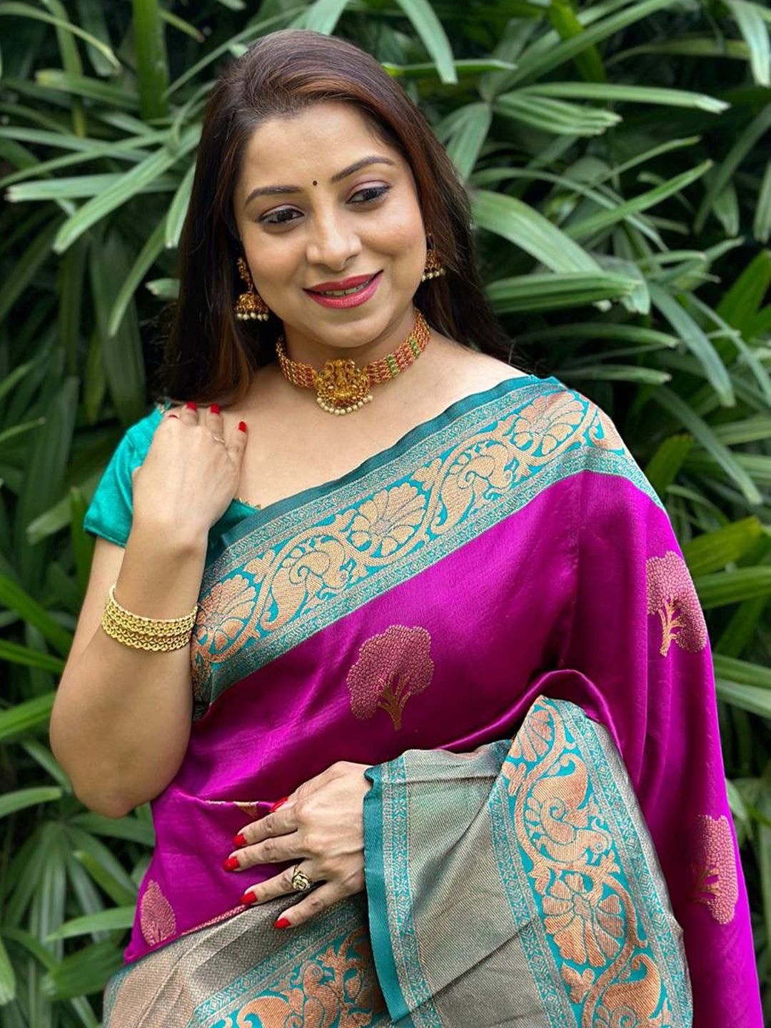 

Mitera Bagh Zari Silk Blend Banarasi Saree, Magenta