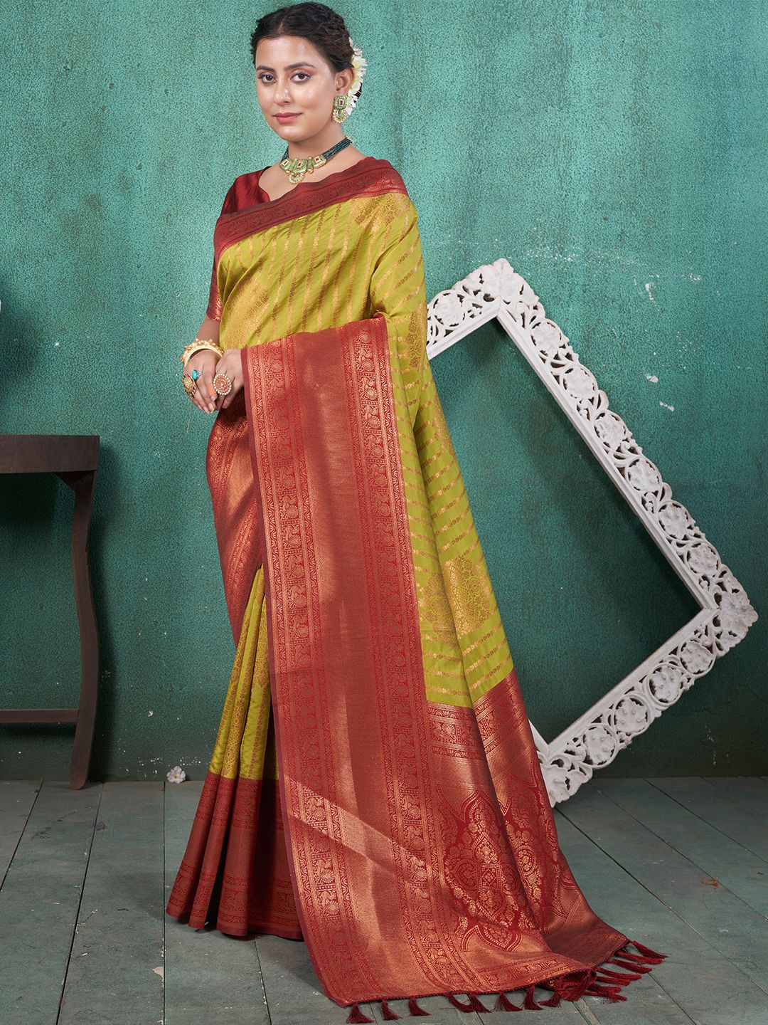 

DIVASTRI Woven Design Zari Silk Blend Kanjeevaram Saree, Green