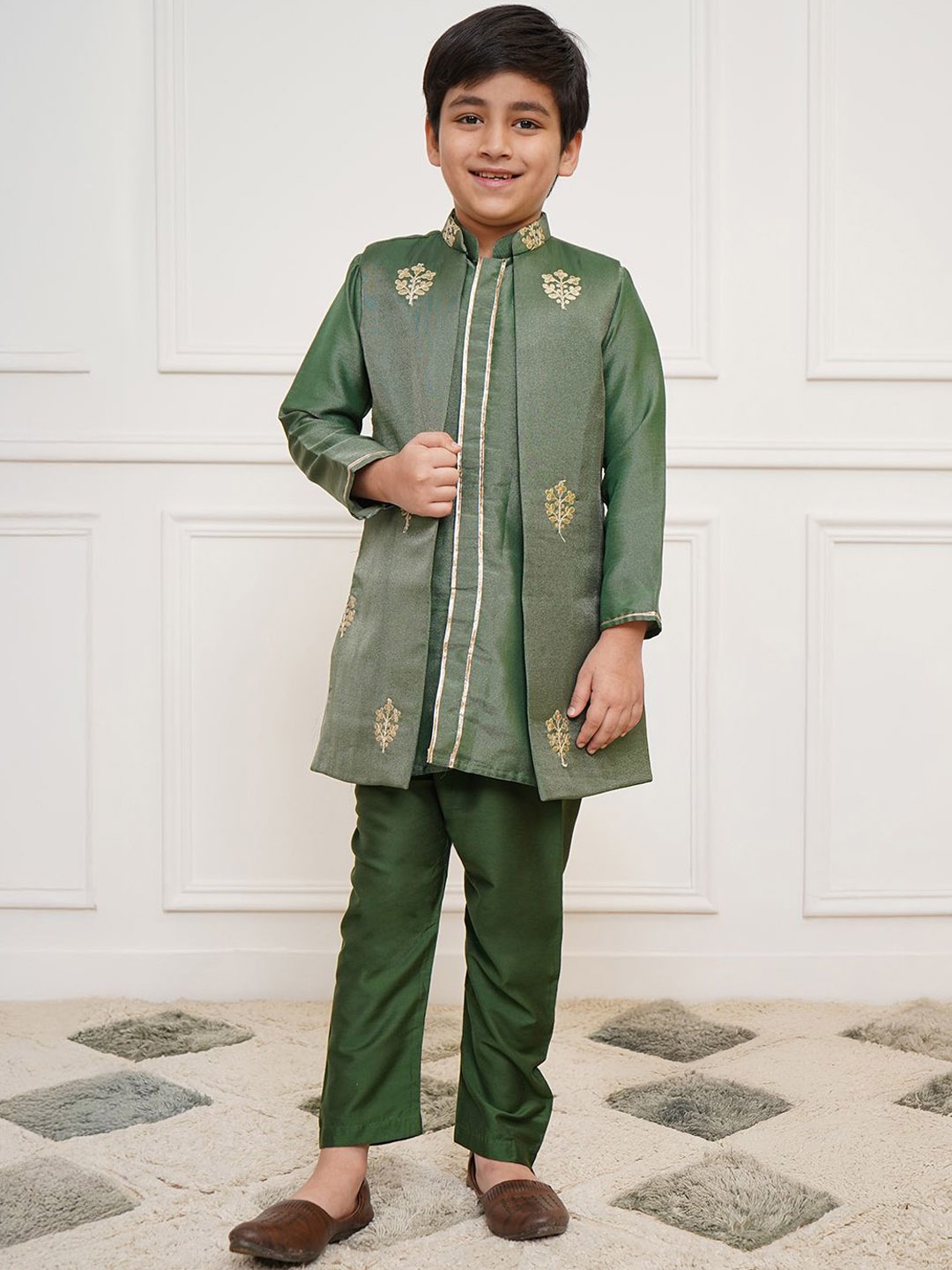 

VASTRAMAY Boys Floral Embroidered Regular Thread Work Kurta with Pyjamas, Green