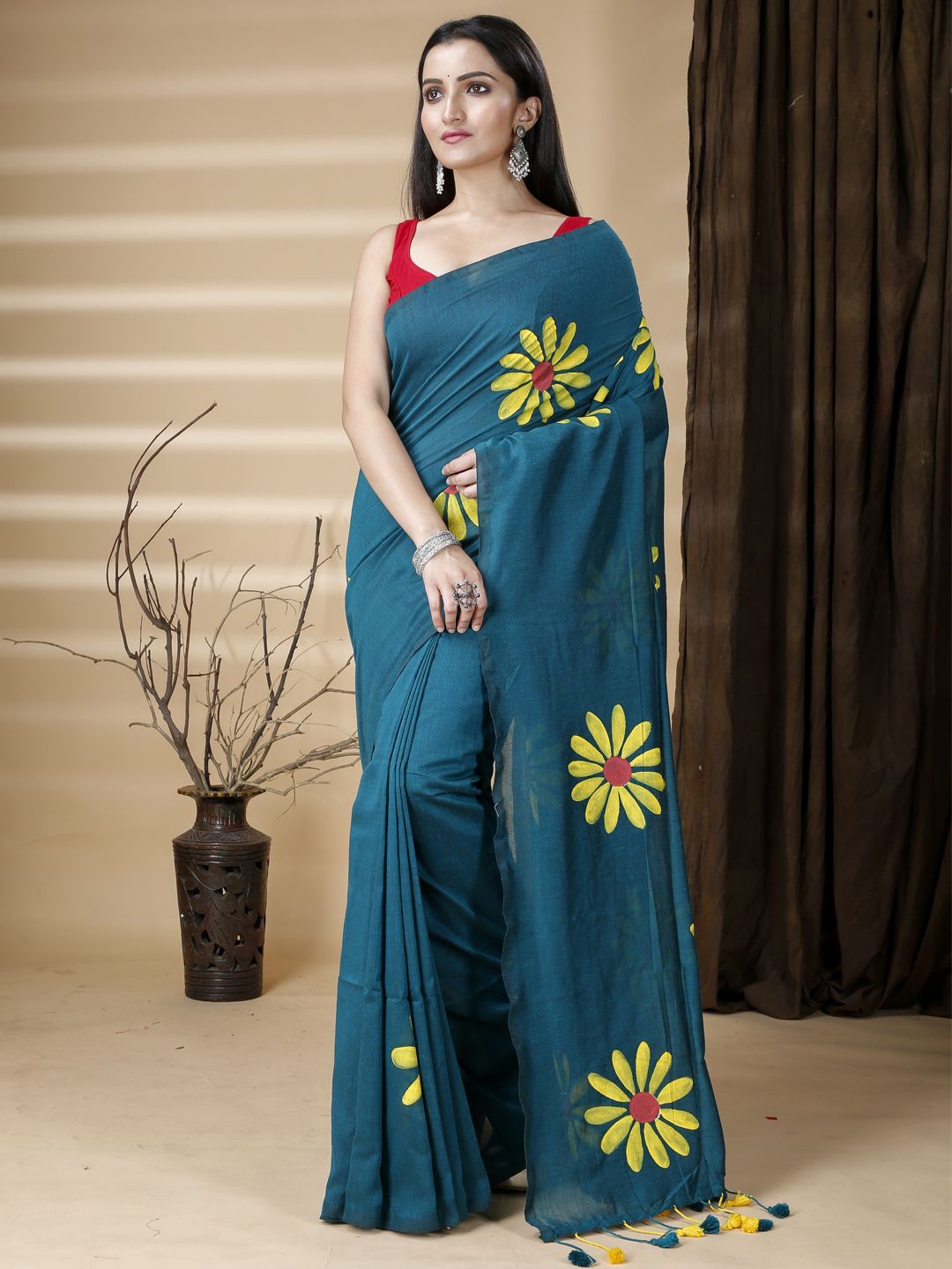 

Ruuprekha Floral Pure Cotton Khadi Saree, Green
